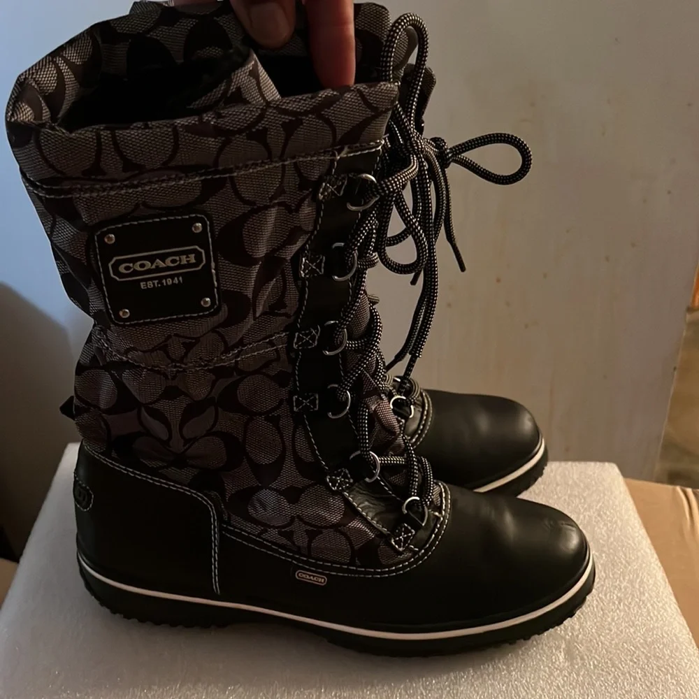 COACH BOOTS SIZE 8 women’s pre worn twice with a small scratch on the right boot - Picture 3 of 6